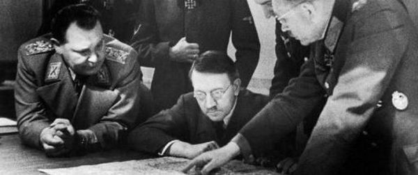 Octobre 1944, Hitler et les Généraux étudiant le plan de l'offensive des Ardennes ©Archives fédérales allemandes