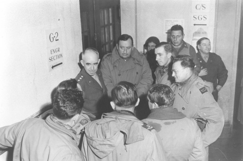 Omar Bradley et des journaliste - décembre 1944 © Musée Diekirch